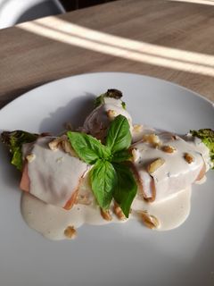 Una foto de Cogollos en camisa a la plancha con crema de nuez y anchoas