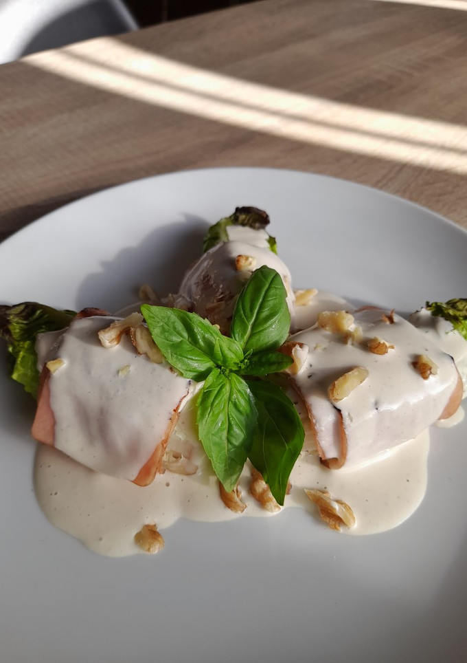Una foto de Cogollos en camisa a la plancha con crema de nuez y anchoas