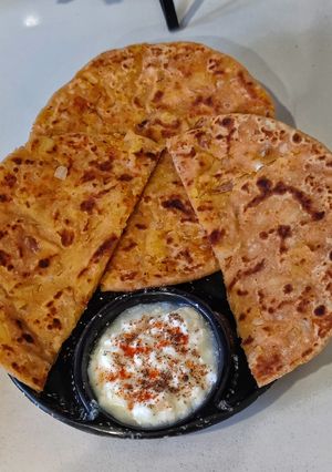 स्पाइसी आलू प्याज़ पराठा(spicy aloo pyaz paratha recipe in hindi) रेसिपी मुख्य फोटो