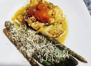 Una foto de Corvina en cúrcuma con espárragos