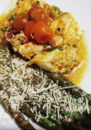 Una foto de Corvina en cúrcuma con espárragos