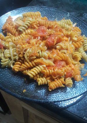 Una foto de Fideos Tirabuzón con verduras rehogadas😁👏🍲🥙