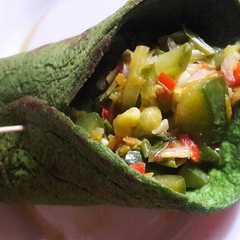 Una foto de Panqueque de espinaca con verduras salteadas (sin tacc)