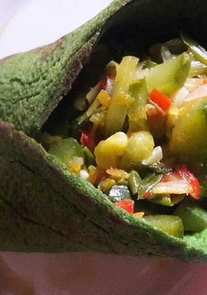 Una foto de Panqueque de espinaca con verduras salteadas (sin tacc)