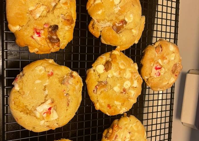 https://img-global.cpcdn.com/recipes/5734d917a4a7a57a/680x482cq70/white-chocolate-peppermint-pretzel-cookies-recipe-main-photo.jpg