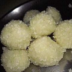A picture of नारियल के लड्डू.