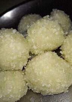 A picture of नारियल के लड्डू.