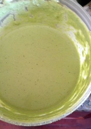 A picture of Peruvian green sauce.
