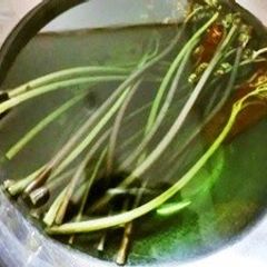 A picture of How to Get Rid of the Astringency of Warabi (Bracken Fern) with Baking Soda.