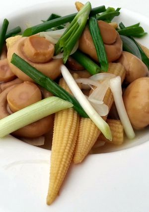 A picture of Baby Corn And Button Mushroom.