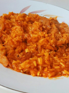 Una foto de Arroz con pollo a la miel con salsa barbacoa