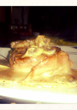 A picture of Filet Mignon with mushrooms sauce.