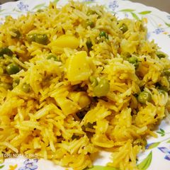 A picture of Aloo Matar pulao.