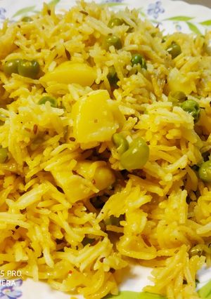 A picture of Aloo Matar pulao.