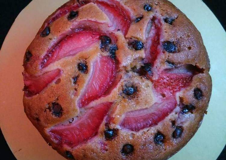 Steps to Make Quick Strawberry Chocolate Chips Cake