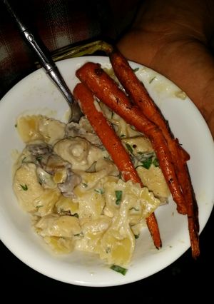 A picture of Chicken Alfredo with Mushrooms.