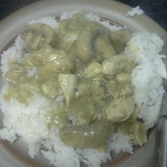 A picture of Green Curry Chicken and Mushroom.