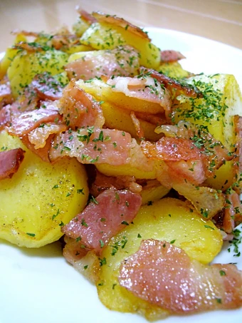 Recipe For Kids or As a Drinking Appetizer: Stir Fried Bacon and Potatoes with Garlic the  Makes Drooling So Delicious