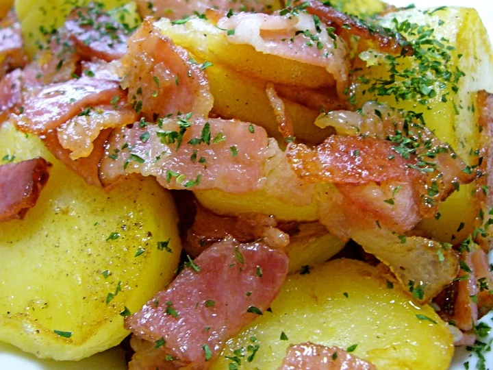 Easy Way Make Recipe For Kids or As a Drinking Appetizer: Stir Fried Bacon and Potatoes with Garlic that is Delicious, Perfect}