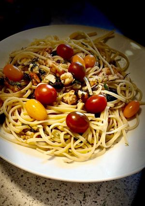 Une photo de Pâtes, crevettes, tomates, etc