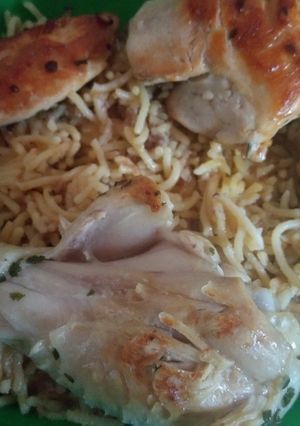 Una foto de Tallarines acompañado de pollo