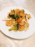 Stir-fry udon noodles με γαρίδες, τόφου και μπρόκολο