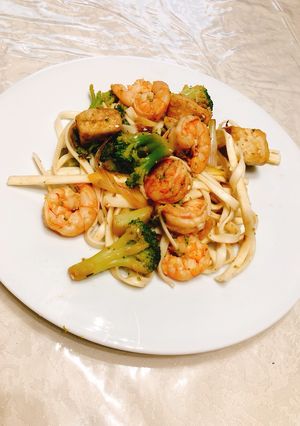 Φωτογραφία της συνταγής Stir-fry udon noodles με γαρίδες, τόφου και μπρόκολο