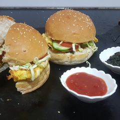 A picture of Anday wala burger.