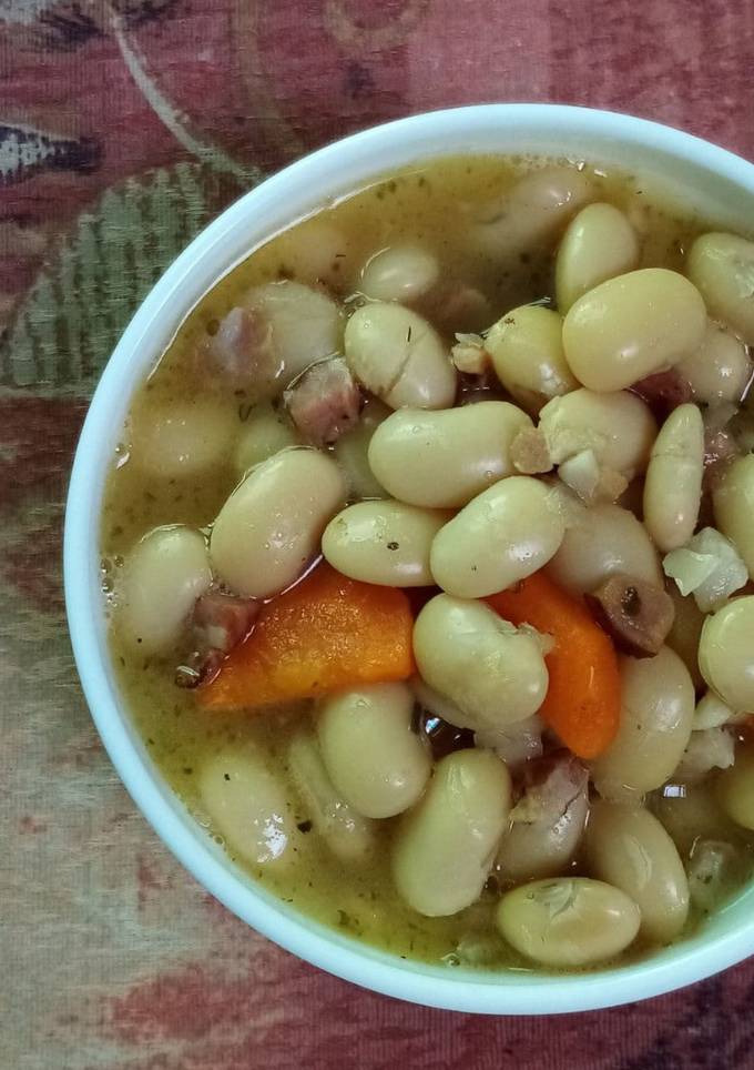 Фасоль с овощами и шкварками