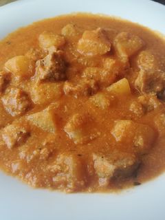 Una foto de Guiso de papas con carne y almendras