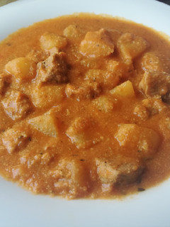 Una foto de Guiso de papas con carne y almendras