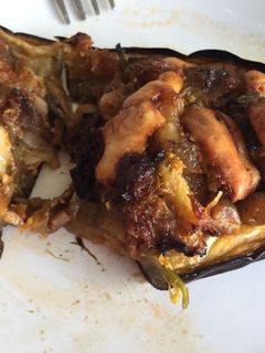 Una foto de Berenjenas rellenas de brócoli, setas y un toque de anchoa
