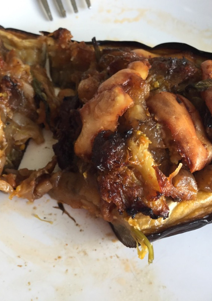 Una foto de Berenjenas rellenas de brócoli, setas y un toque de anchoa