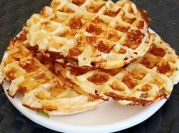 Una foto de waffles de queso