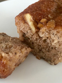 Una foto de Pan de Guineo con Nueces (bananas, cambur)