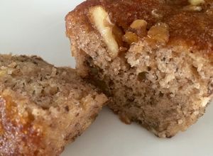 Una foto de Pan de Guineo con Nueces (bananas, cambur)
