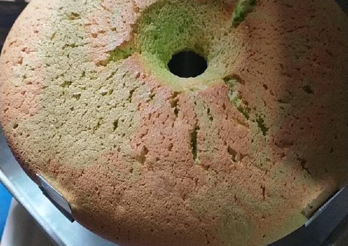 Vanilla pandan chiffon cake