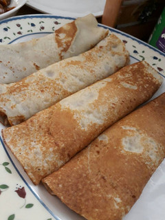 Una foto de Panqueques con manjar y mermelada de frutilla