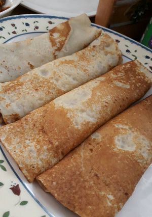 Una foto de Panqueques con manjar y mermelada de frutilla