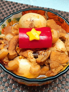 Hình của món Thịt vai heo kho trứng với gói sốt kho thịt.