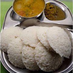 A picture of Idli sambar with coconut chutney.