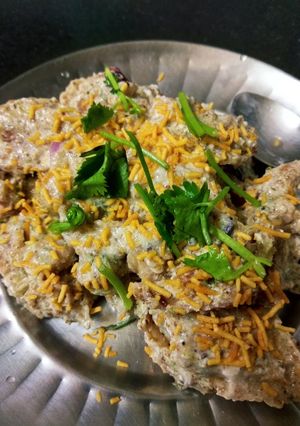 A picture of Kachori chaat.