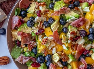 Una foto de Ensalada veraniega de mango y arándanos