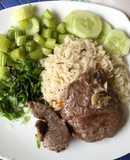 Arroz con carne y ensaladas