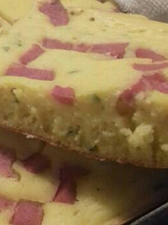 Una foto de Fainá de queso saborizado con jamón y perejil