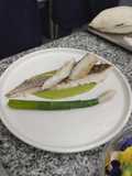 Corvinas con espárragos con  jamón ahumado y Coulis de espinacas
