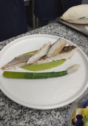 Una foto de Corvinas con espárragos con jamón ahumado y Coulis de espinacas