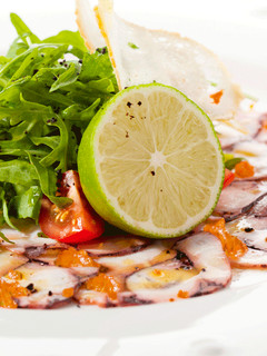 Una foto de Carpaccio de pulpo con Salsa Romesco