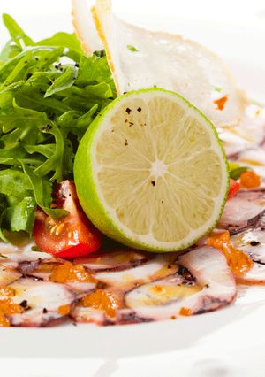Una foto de Carpaccio de pulpo con Salsa Romesco