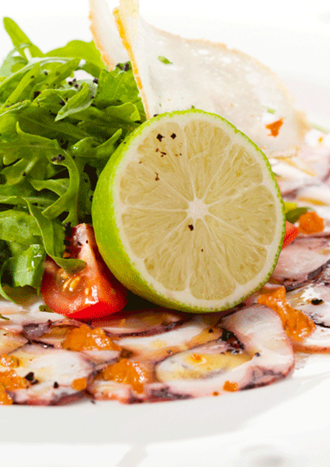 Una foto de Carpaccio de pulpo con Salsa Romesco